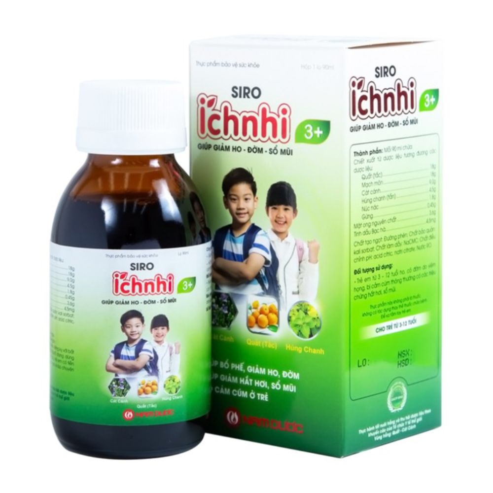 Siro Ích Nhi 3+ của Nam Dược là một sản phẩm giúp giảm ho, đờm và sổ mũi cho trẻ em. Chai 90ml này chứa các thành phần thảo dược như húng chanh, quất, mật ong, cát cánh, mạch môn, gừng và tinh dầu bạc hà